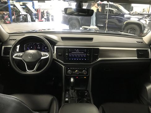 Used 2023 Volkswagen Atlas SE w/ Panoramic Sunroof Package FWD image 16