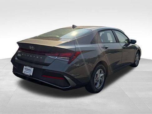 New 2026 Hyundai Elantra SE FWD image 5