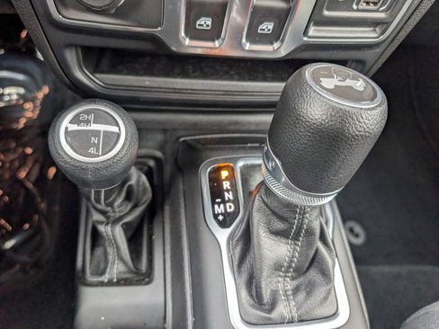 Used 2025 Jeep Wrangler Sport image 21