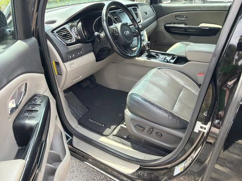 Used 2018 Kia Sedona SX FWD image 2
