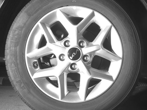 Used 2025 Kia Soul LX w/ LX Technology Package FWD image 15