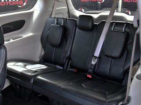 Used 2023 Chrysler Pacifica Touring-L image 38