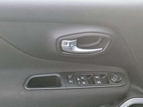 Certified 2021 Jeep Renegade Latitude image 12