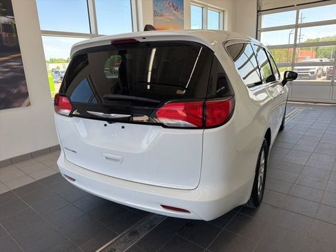 Used 2023 Chrysler Voyager LX FWD image 5