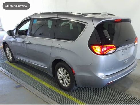 Used 2018 Chrysler Pacifica Touring-L FWD image 3