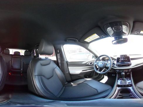 Used 2025 Jeep Compass Latitude image 42