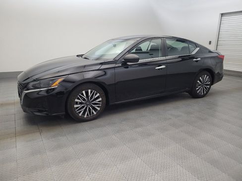 Used 2025 Nissan Altima 2.5 SV FWD image 2