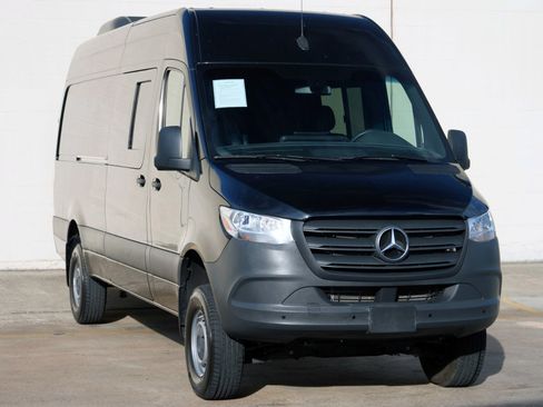 Used 2023 Mercedes-Benz Sprinter 2500 image 42