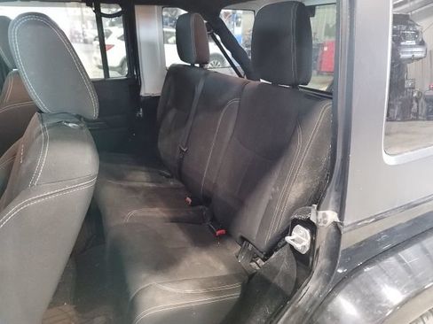 Used 2018 Jeep Wrangler Unlimited Sahara AWD/4WD image 15