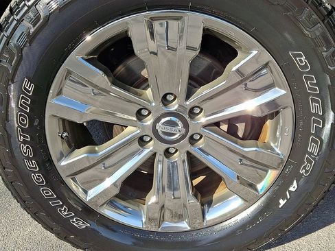 Used 2017 Nissan Titan SV image 9