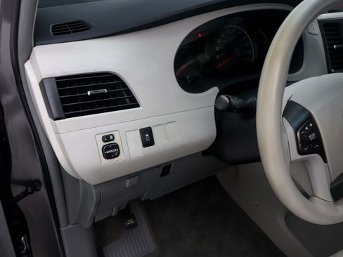 Used 2012 Toyota Sienna LE FWD image 20