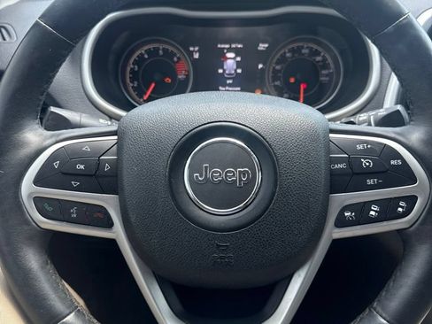 Used 2017 Jeep Cherokee Limited w/ Technology Group FWD image 3