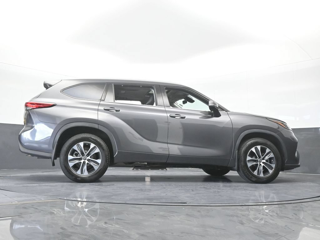 Used 2022 Toyota Highlander XLE AWD/4WD image 61