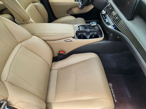 Used 2022 Lexus LS 500 w/ Accessory Package (Z2) RWD image 14