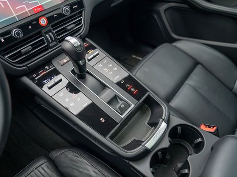 Certified 2025 Porsche Macan image 22