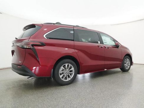New 2026 Toyota Sienna XLE image 21