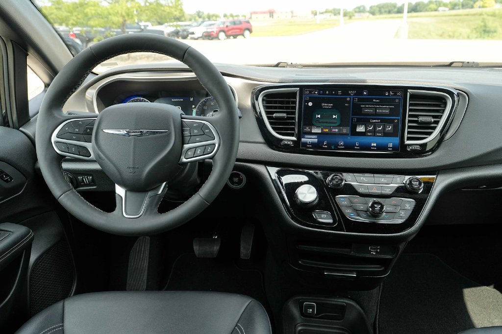 Used 2026 Chrysler Pacifica Select FWD image 29