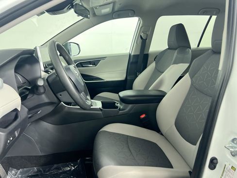 Used 2025 Toyota RAV4 XLE FWD image 12