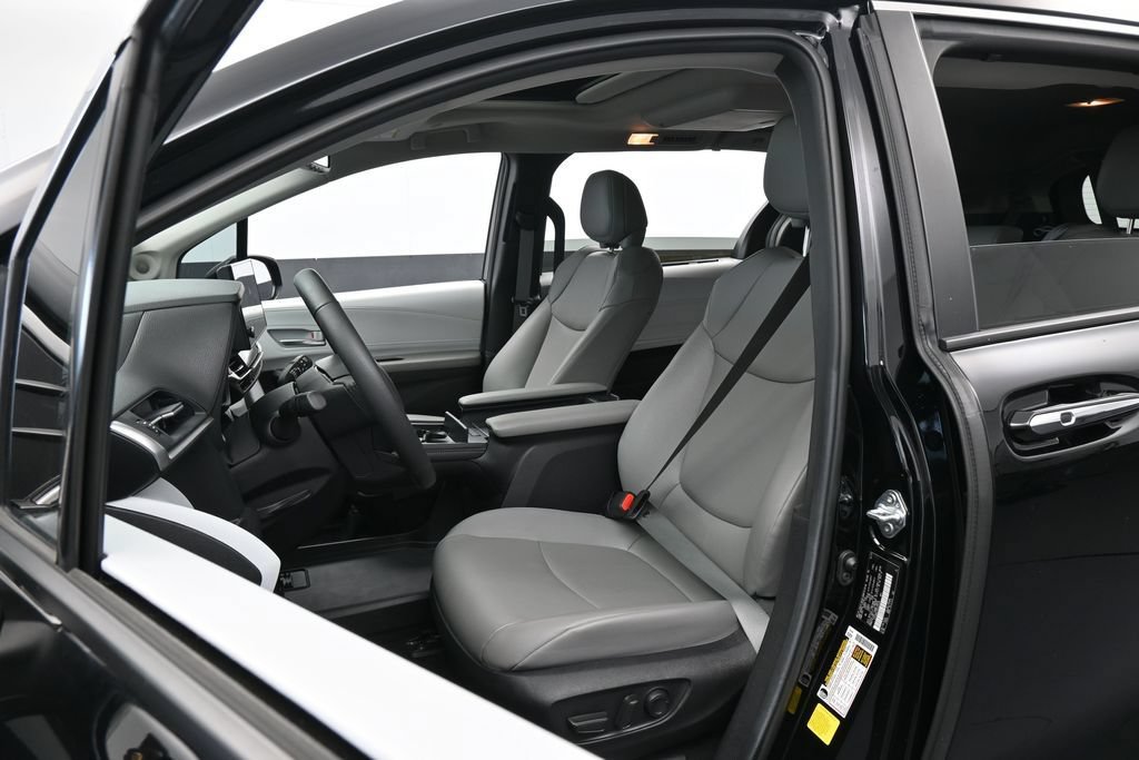 Used 2025 Toyota Sienna XLE w/ XLE Plus Package FWD image 10