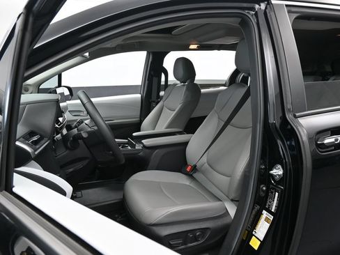 Used 2025 Toyota Sienna XLE w/ XLE Plus Package FWD image 10