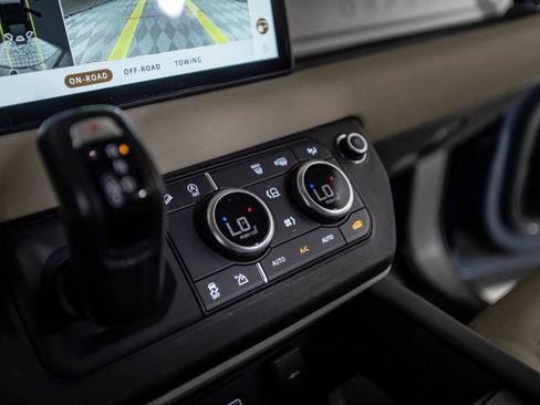 Used 2022 Land Rover Defender 110 SE image 32