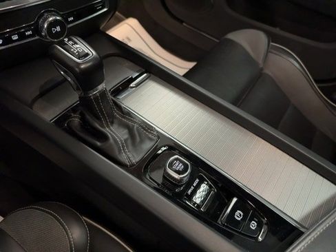 Used 2020 Volvo S60 T5 R-Design image 13