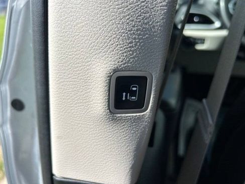 Used 2023 Chrysler Pacifica Touring-L FWD image 43