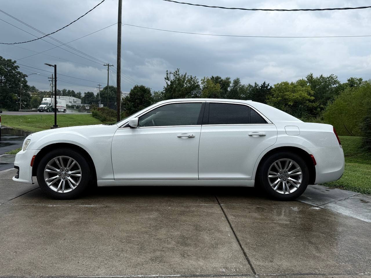 Used 2020 Chrysler 300 Touring w/ Driver Convenience Group RWD image 2