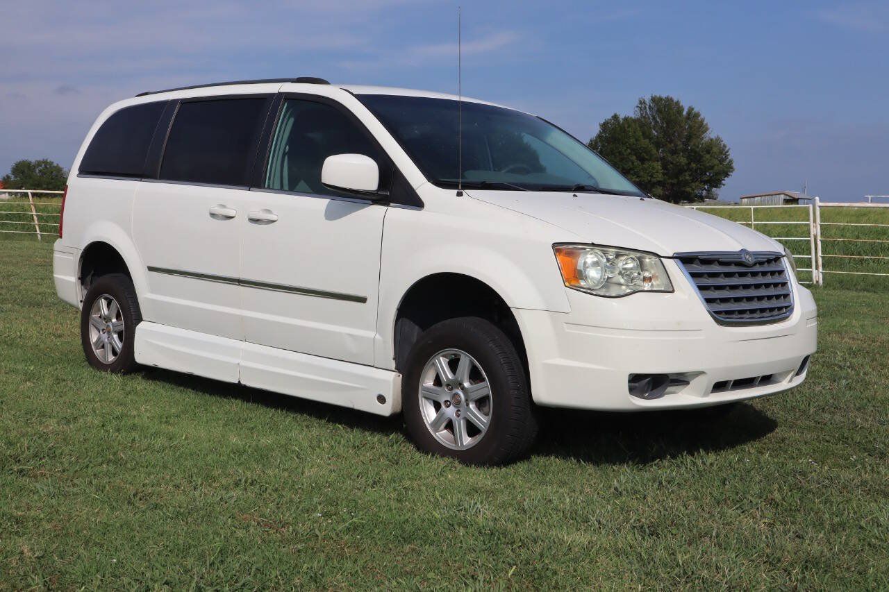Used 2010 Chrysler Town & Country Touring FWD image 2