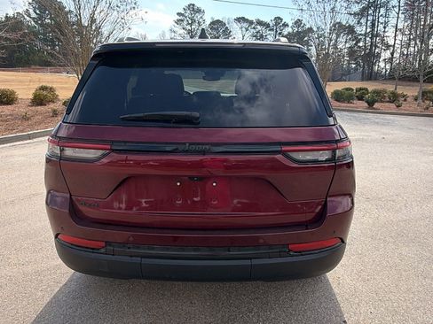 Used 2024 Jeep Grand Cherokee Altitude image 9