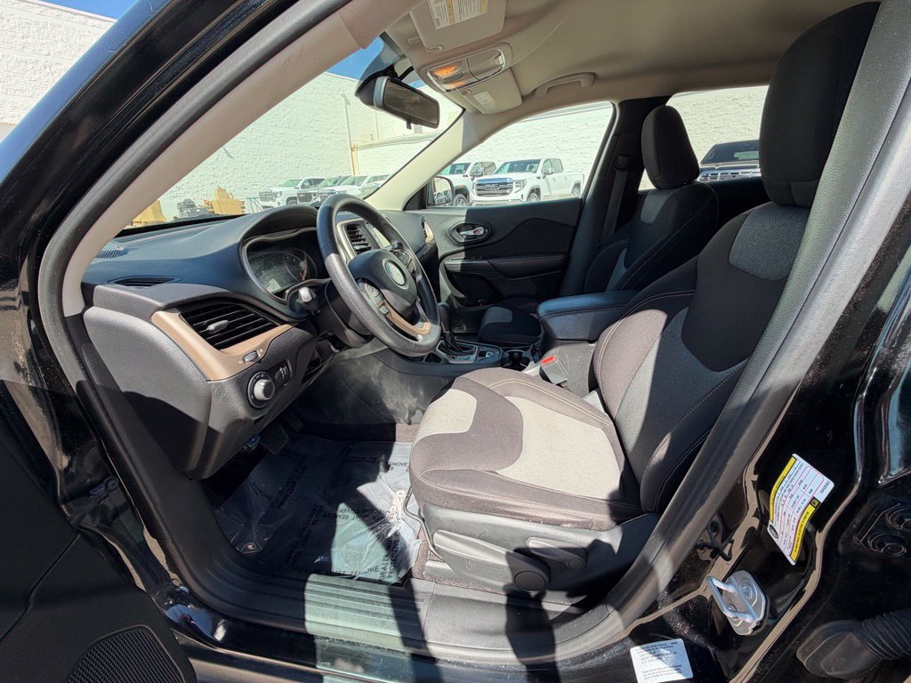 Used 2017 Jeep Cherokee Sport FWD image 10