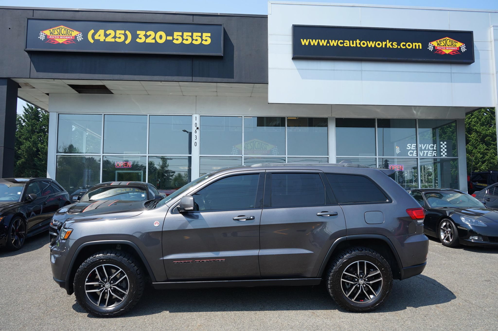 Used 2018 Jeep Grand Cherokee Trailhawk w/ Trailhawk Luxury Group AWD/4WD image 2