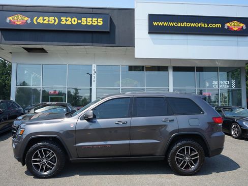 Used 2018 Jeep Grand Cherokee Trailhawk w/ Trailhawk Luxury Group AWD/4WD image 2