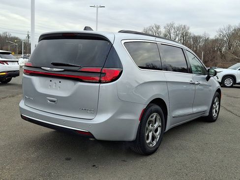 Used 2023 Chrysler Pacifica Limited w/ Uconnect Theater Family Group image 27