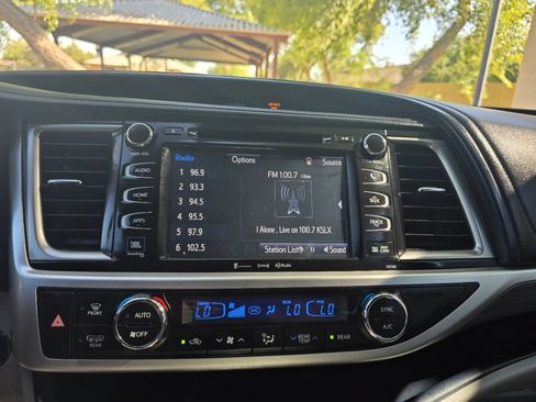 Used 2018 Toyota Highlander Limited w/ Carpet Mat Package (TMS) FWD image 13