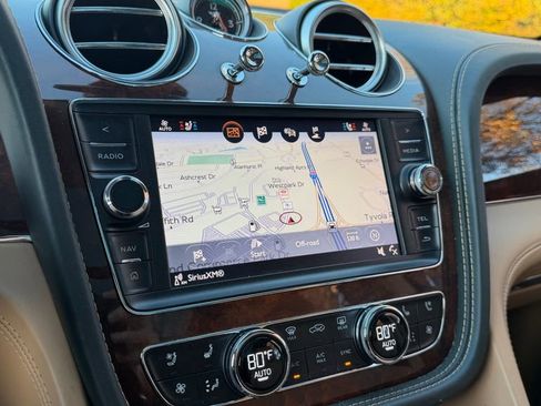 Certified 2017 Bentley Bentayga image 21