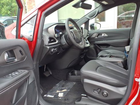 New 2027 Chrysler Pacifica Select w/ Family Tech Group AWD/4WD image 5