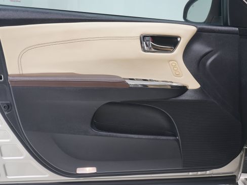 Used 2013 Toyota Avalon Limited w/ Technology Pkg FWD image 14