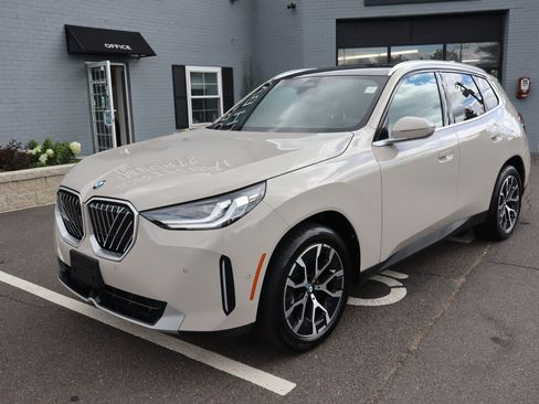 Used 2025 BMW X3 xDrive30i w/ Premium Package AWD/4WD image 2