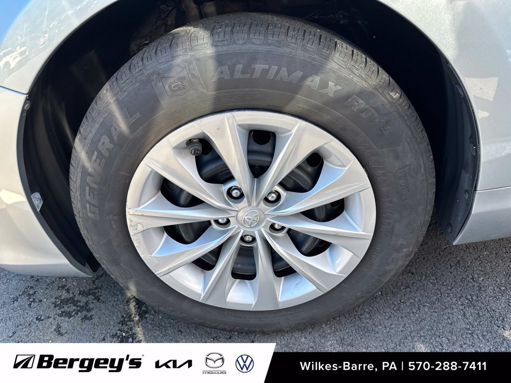 Used 2015 Toyota Camry LE FWD image 8