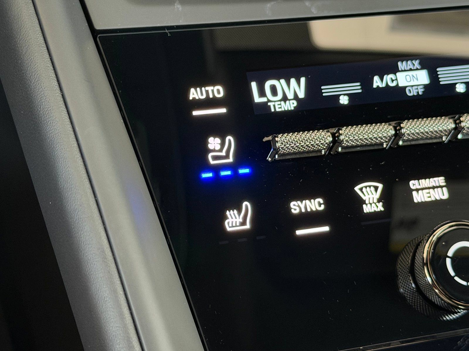 Used 2024 Porsche Macan Turbo Electric AWD/4WD image 6