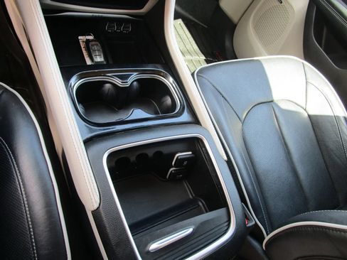 Used 2022 Chrysler Pacifica Limited FWD image 19