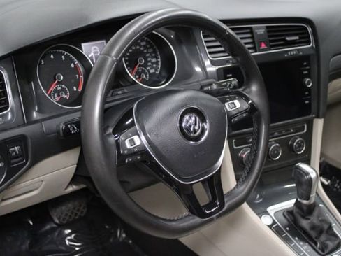 Used 2018 Volkswagen Golf SE image 12