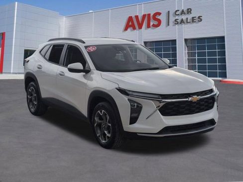 Used 2025 Chevrolet Trax LT w/ LT Convenience Package FWD image 3