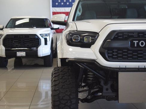Used 2017 Toyota Tacoma SR5 RWD image 11