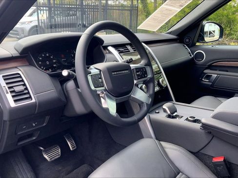 Certified 2025 Land Rover Discovery Dynamic SE AWD/4WD image 17