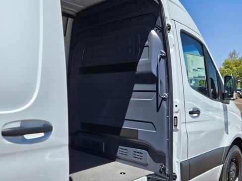 Used 2024 Mercedes-Benz Sprinter 2500 image 30