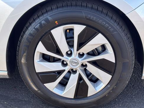 Used 2024 Nissan Altima 2.5 S FWD image 11