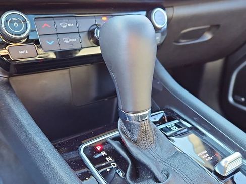 Used 2024 Jeep Compass Latitude w/ Sun and Sound Group image 17