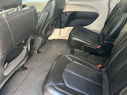 Used 2023 Chrysler Pacifica Touring-L image 14